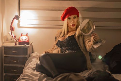  - Nathy en mi cuarto, buscando la luz en el reflejo del espejo